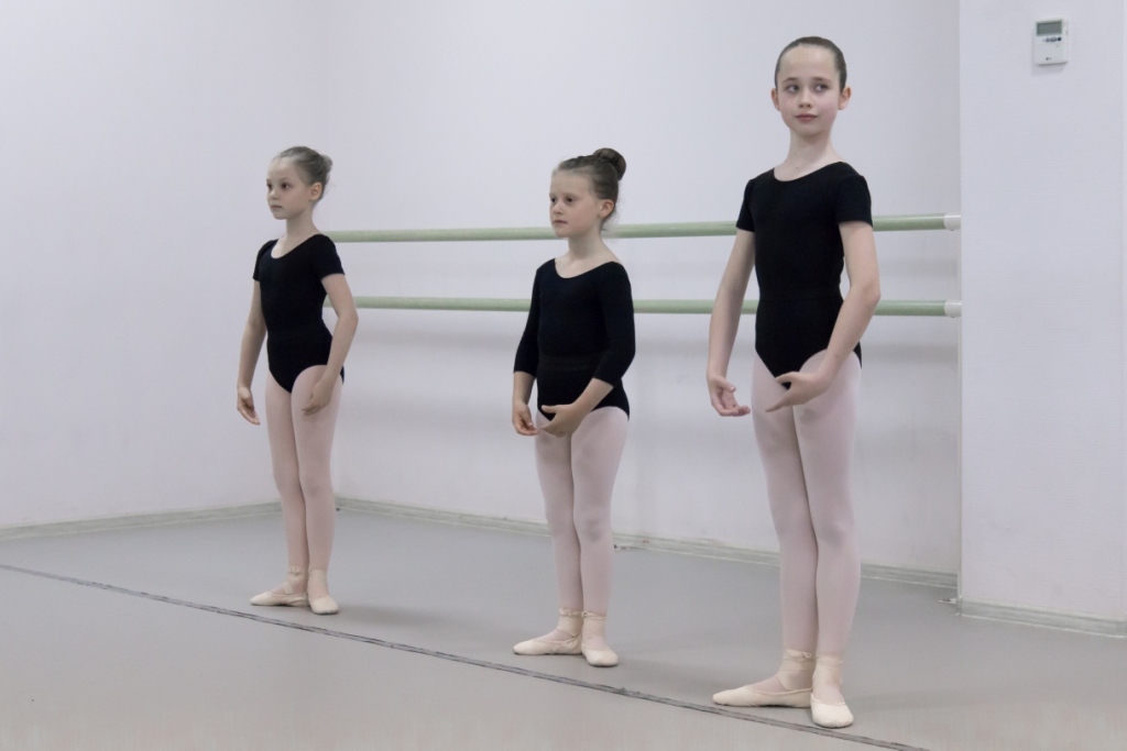Школа балета уроки. Студия балета Иданко. Школа балета Казань. Занятия балетом для детей. Балет для начинающих детей.