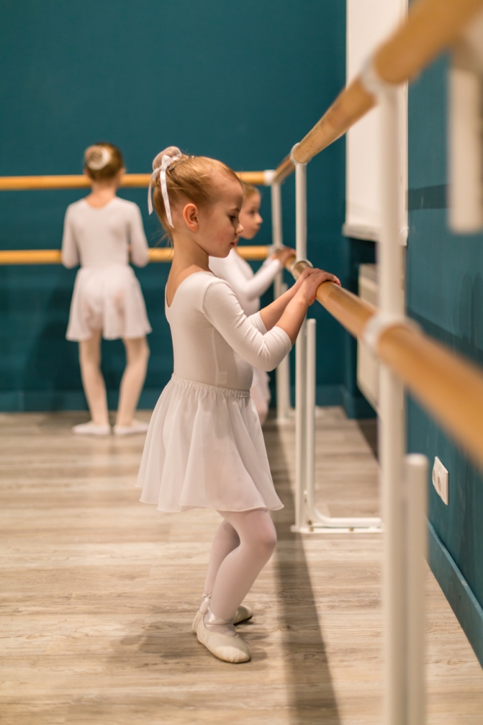 Школа балета уроки. Детская хореография. Хореография для малышей. Занятия хореографией для детей. Занятия балетом для детей.