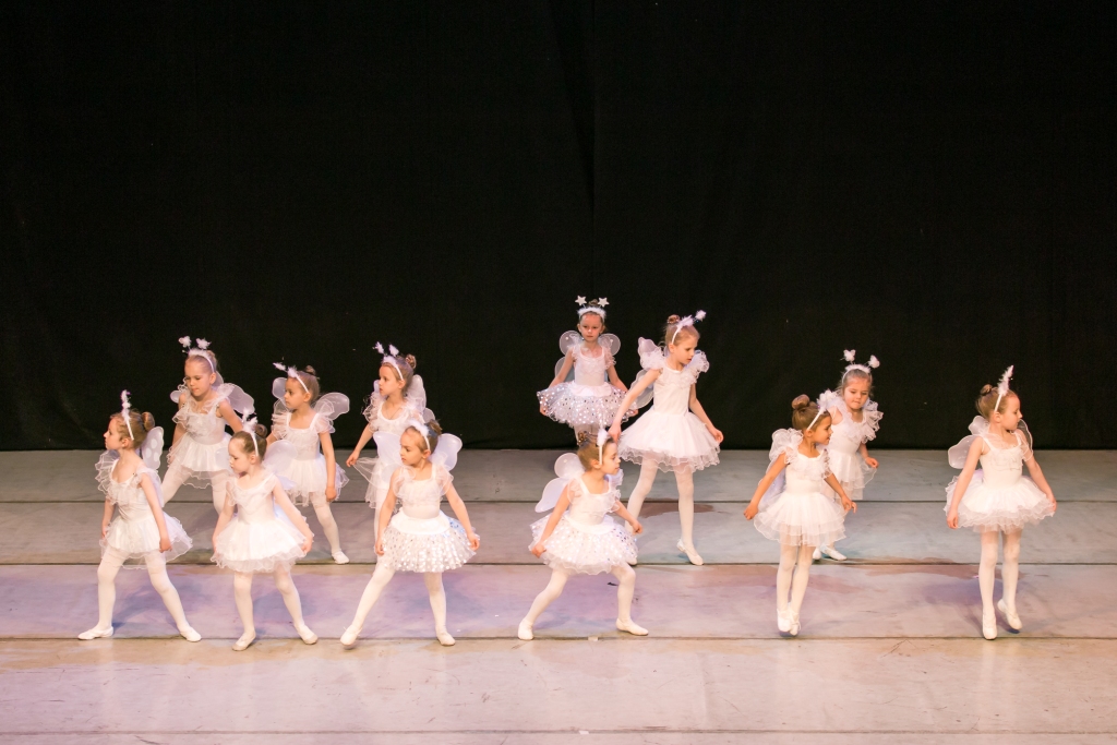 Музыка для танца бабочек. Студия балета Иданко. Балетная композиция на сцене. Концерт школы балета. Полька бабочка танец.